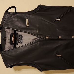 (34) Men's premium Harley-Davidson black leather vest size medium.